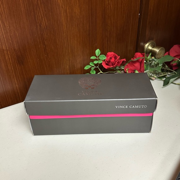 Vince Camuto empty storage shoes - Picture 3 of 9